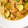 Veal stew with zucchini, peas and saffron